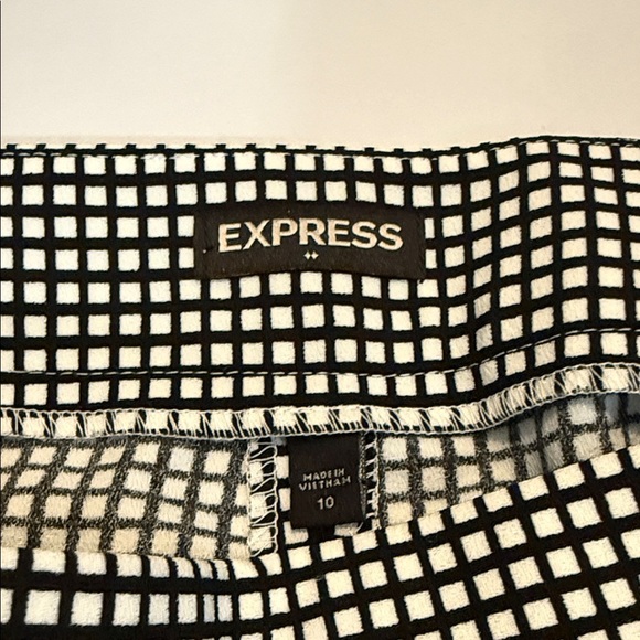 New Express Monochrome Grid Pattern Shorts - Picture 2 of 9